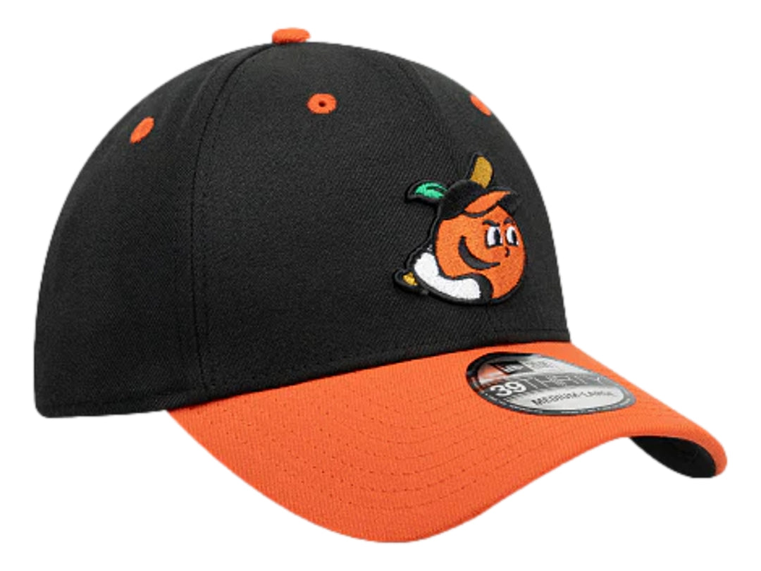 Gorra New Era bicolor con corona negra y visera naranja, incluye logotipo bordado al frente.
