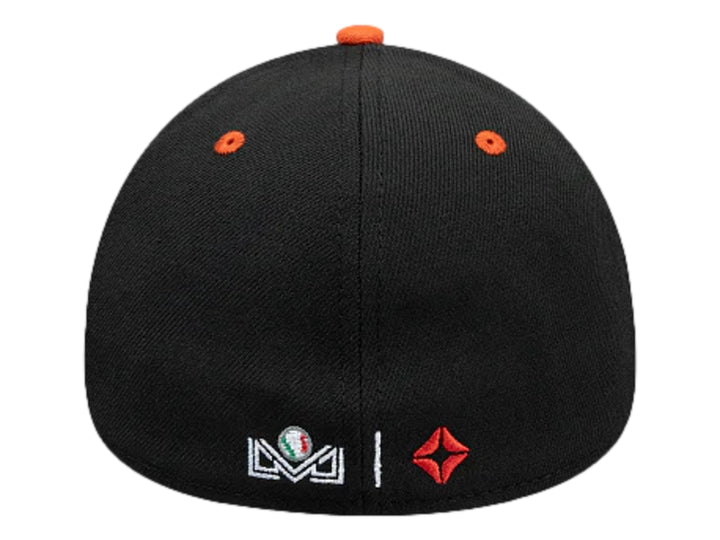 Gorra New Era bicolor con corona negra y visera naranja, incluye logotipo bordado al frente.