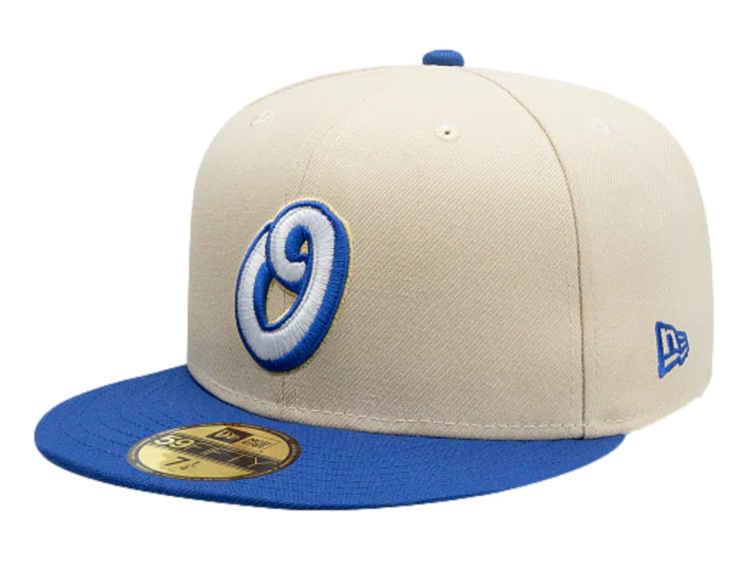 Gorra New Era color beige con visera azul y logotipo bordado en el frente.