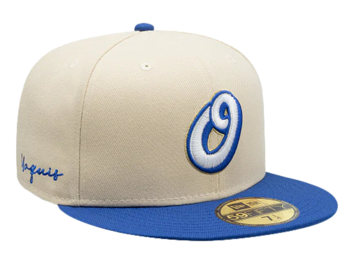 Gorra New Era color beige con visera azul y logotipo bordado en el frente.