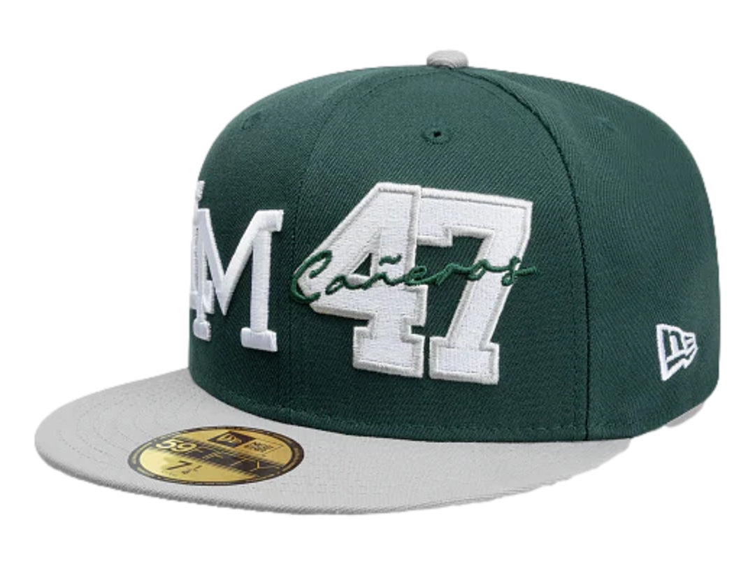 Gorra New Era color verde oscuro con visera gris y bordados blancos en el frente.
