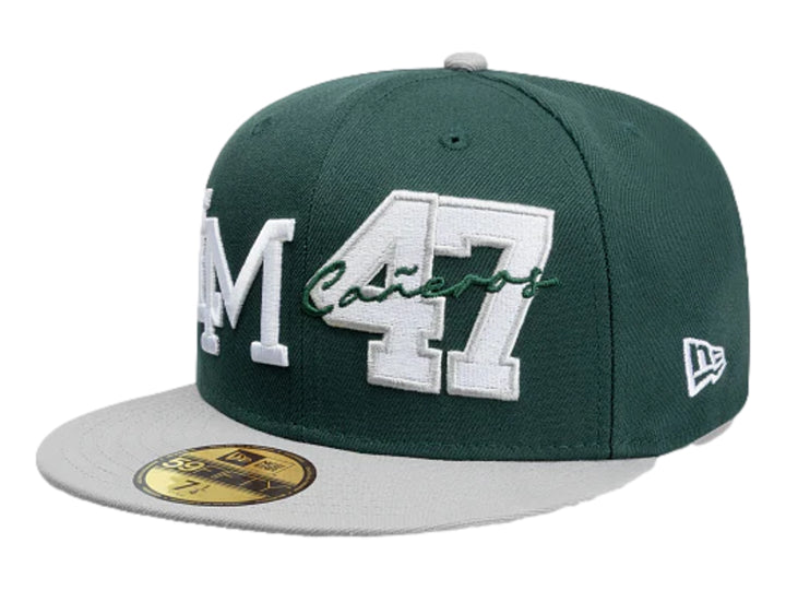 Gorra New Era color verde oscuro con visera gris y bordados blancos en el frente.