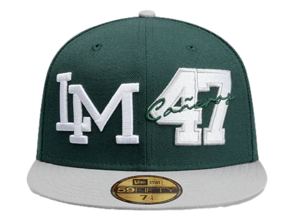 Gorra New Era color verde oscuro con visera gris y bordados blancos en el frente.