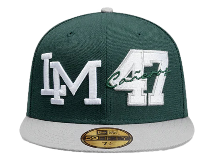 Gorra New Era color verde oscuro con visera gris y bordados blancos en el frente.