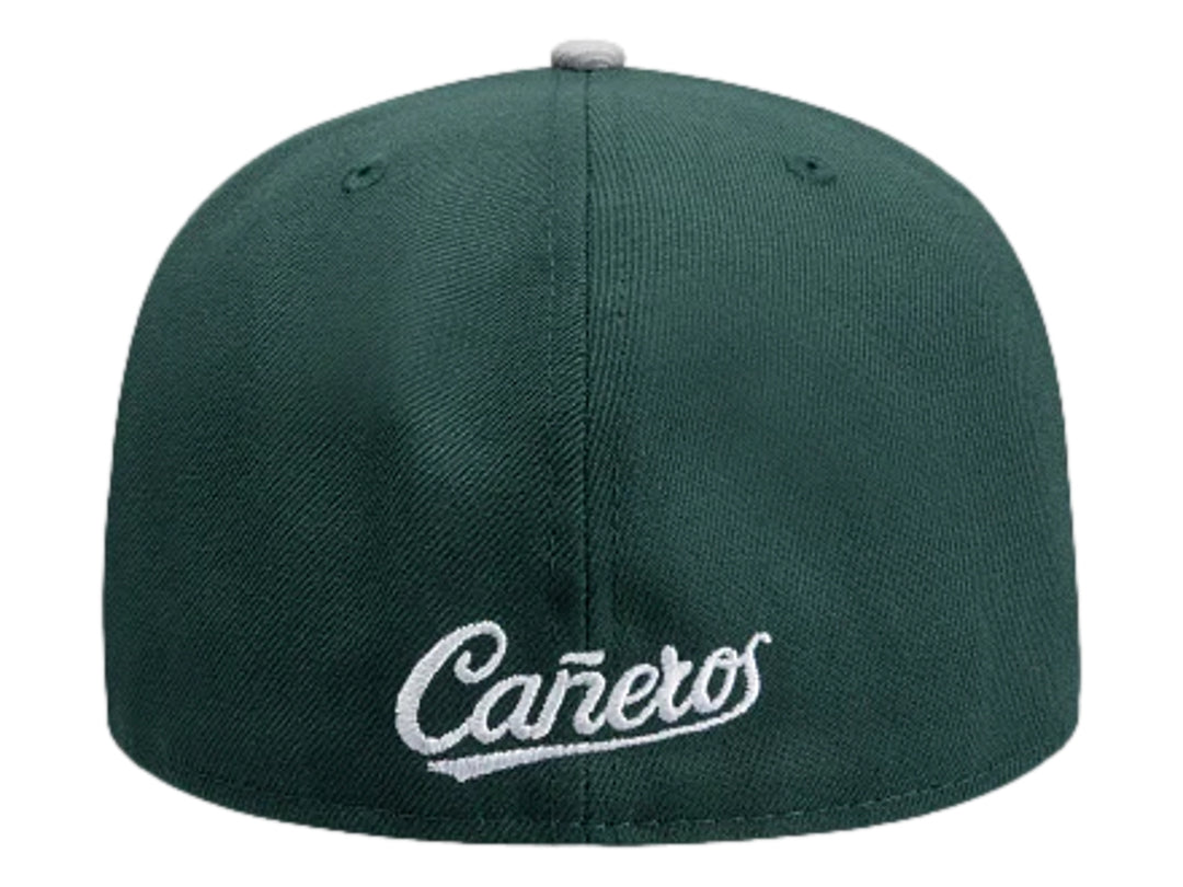 Gorra New Era color verde oscuro con visera gris y bordados blancos en el frente.