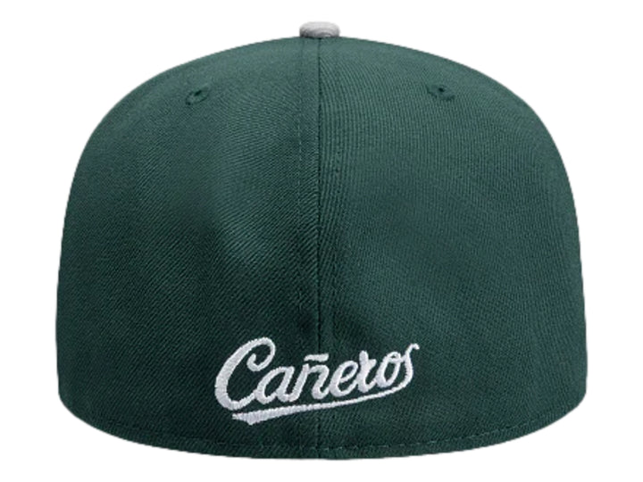 Gorra New Era color verde oscuro con visera gris y bordados blancos en el frente.