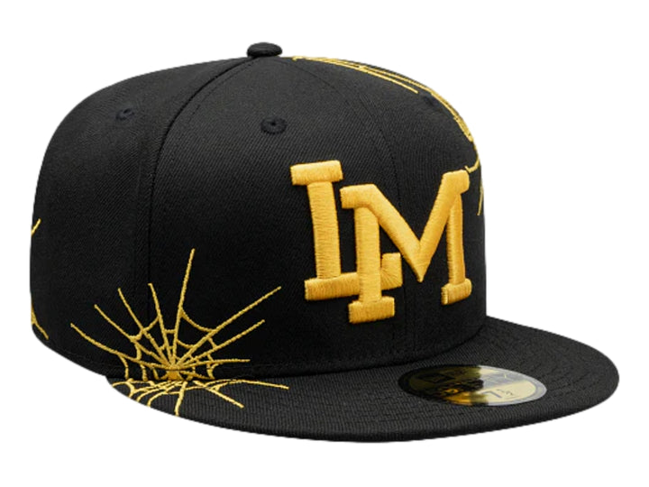 Gorra New Era negra con visera plana, bordado amarillo de letras &
