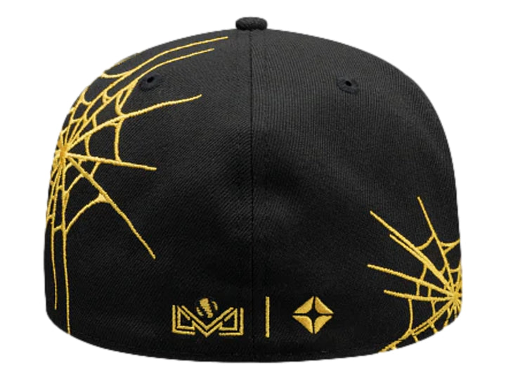 Gorra New Era negra con visera plana, bordado amarillo de letras &