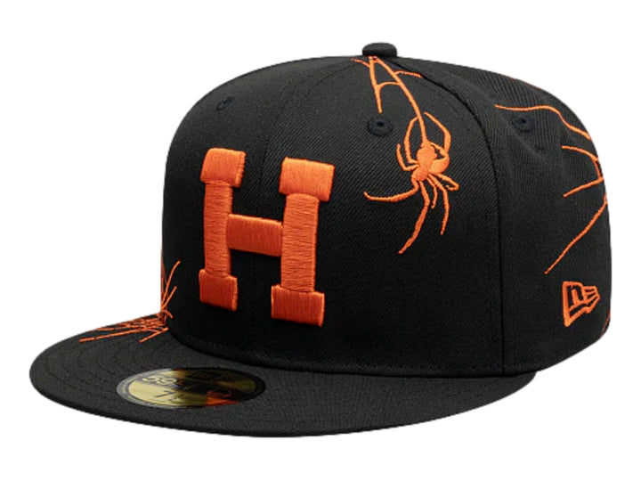 Gorra New Era negra con visera plana, letra H naranja bordada y diseño de araña y telaraña