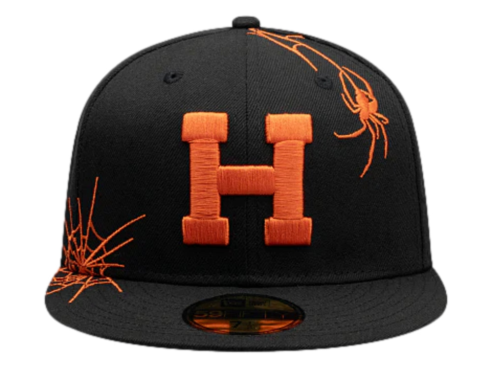 Gorra New Era negra con visera plana, letra H naranja bordada y diseño de araña y telaraña