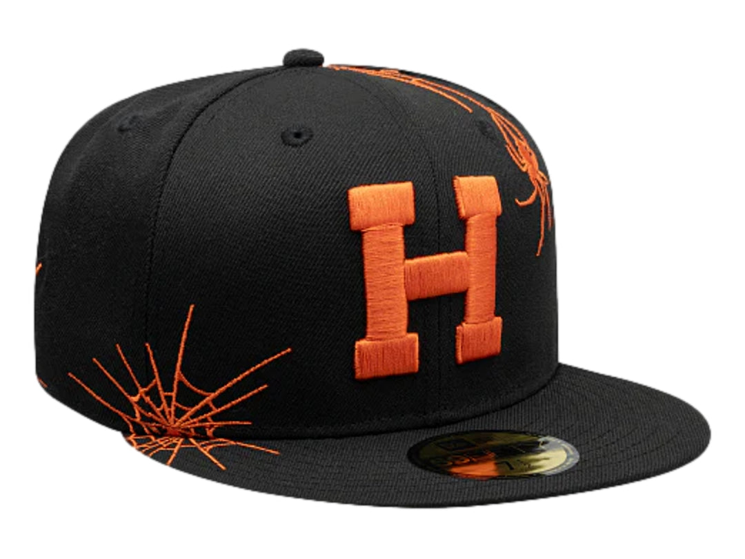 Gorra New Era negra con visera plana, letra H naranja bordada y diseño de araña y telaraña