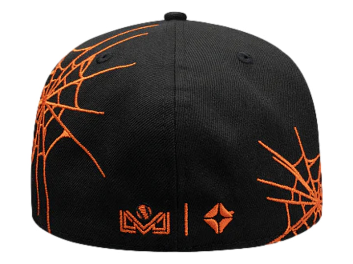 Gorra New Era negra con visera plana, letra H naranja bordada y diseño de araña y telaraña