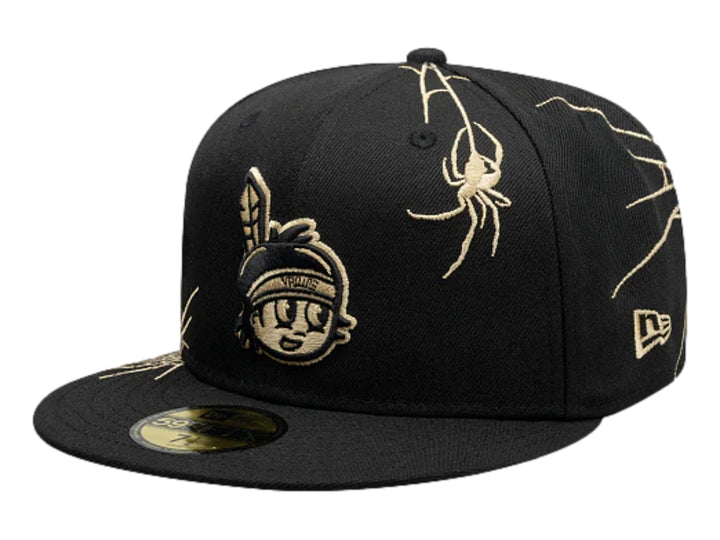 Gorra New Era negra con bordados dorados de telaraña y personaje temático de Halloween.