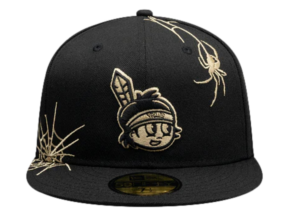 Gorra New Era negra con bordados dorados de telaraña y personaje temático de Halloween.
