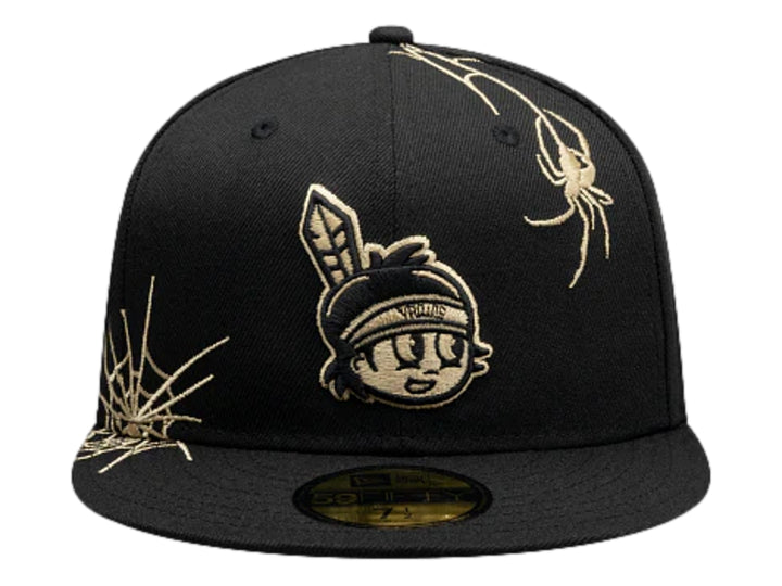 Gorra New Era negra con bordados dorados de telaraña y personaje temático de Halloween.