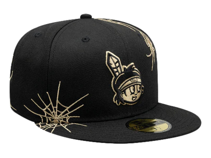 Gorra New Era negra con bordados dorados de telaraña y personaje temático de Halloween.
