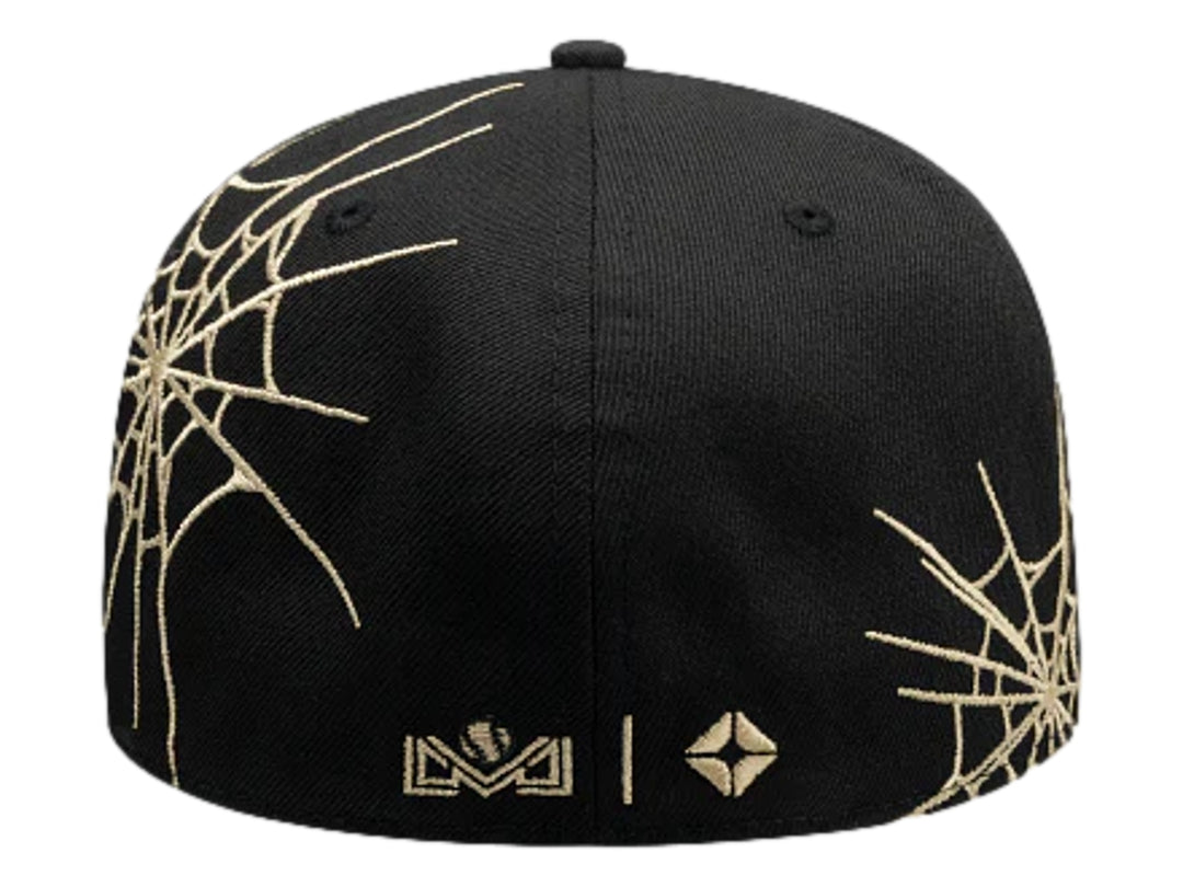 Gorra New Era negra con bordados dorados de telaraña y personaje temático de Halloween.
