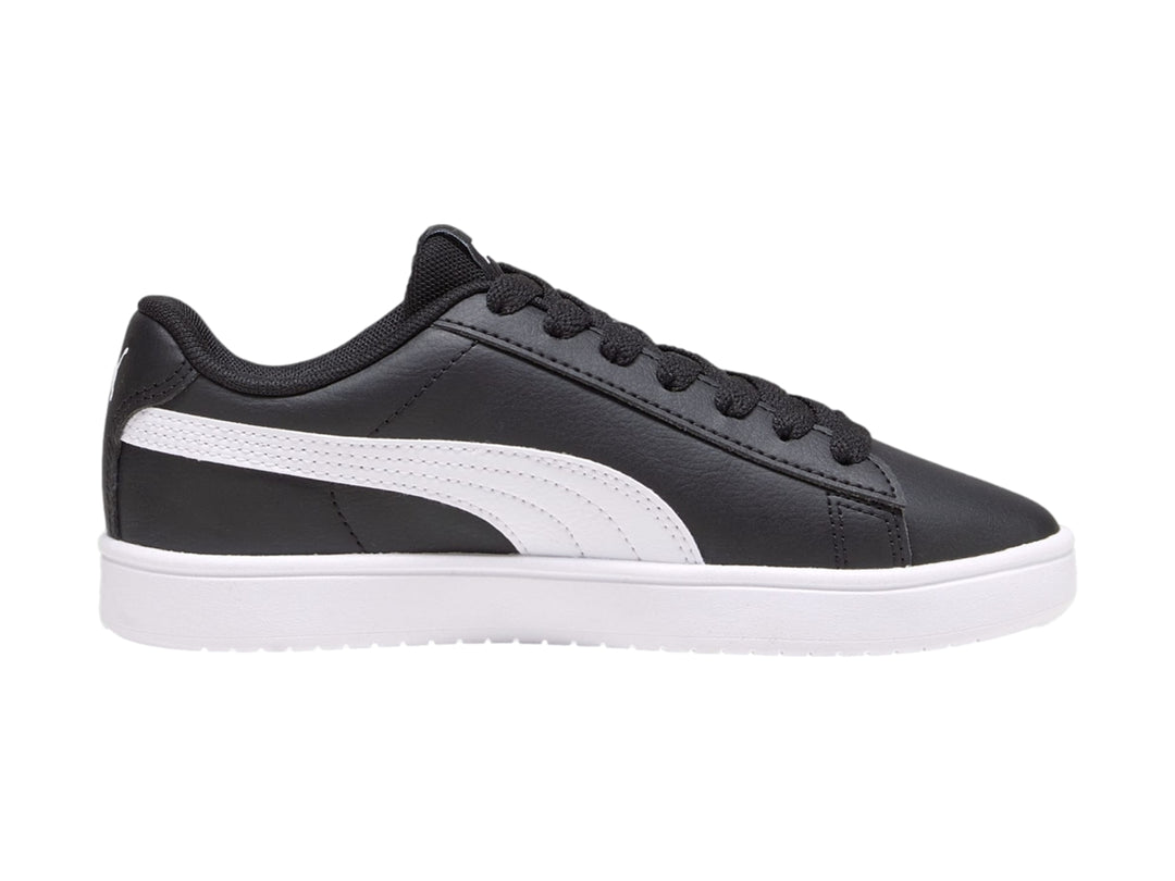 Tenis PUMA Rickie Classic JR en color negro con franja lateral y suela blanca.