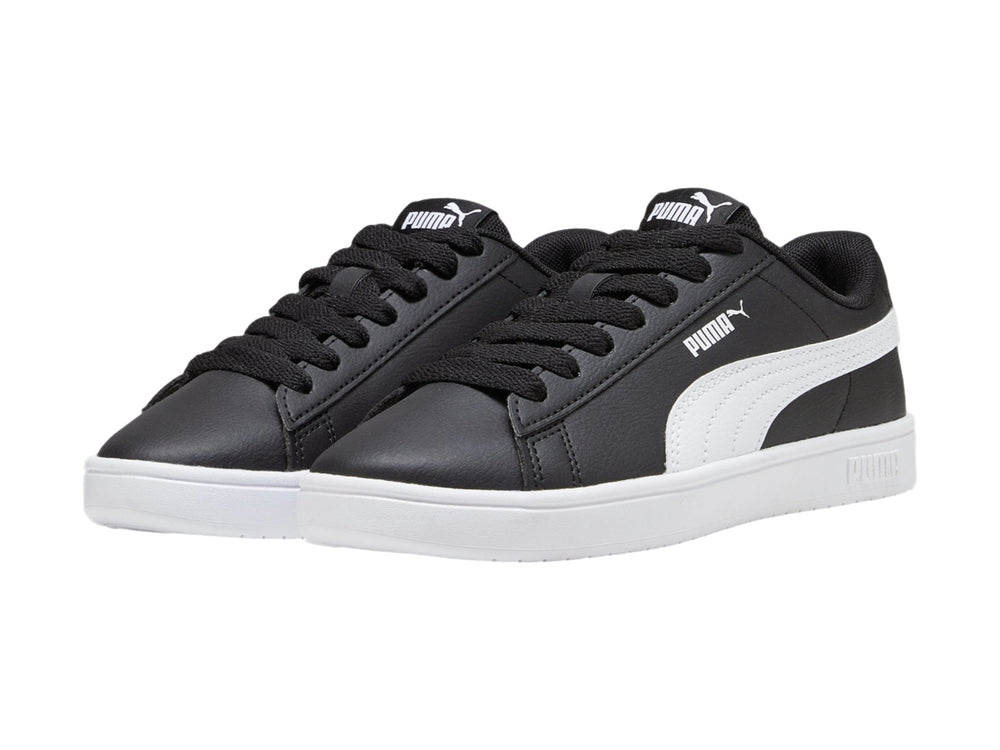 Tenis PUMA Rickie Classic JR en color negro con franja lateral y suela blanca.