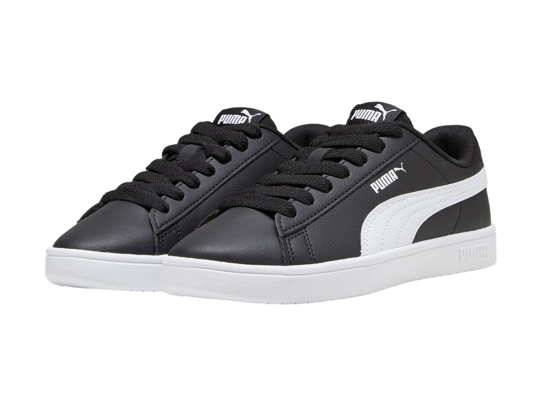 Tenis PUMA Rickie Classic JR en color negro con franja lateral y suela blanca.