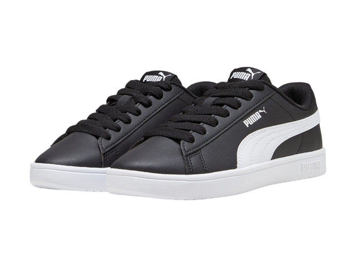 Tenis PUMA Rickie Classic JR en color negro con franja lateral y suela blanca.