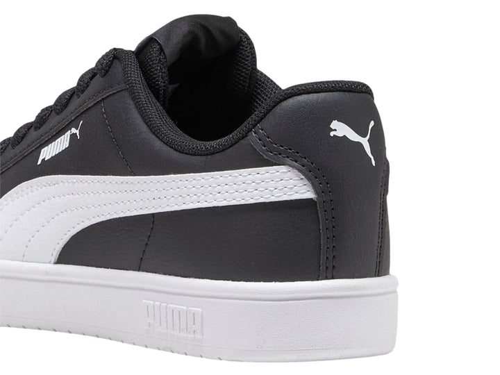 Tenis PUMA Rickie Classic JR en color negro con franja lateral y suela blanca.
