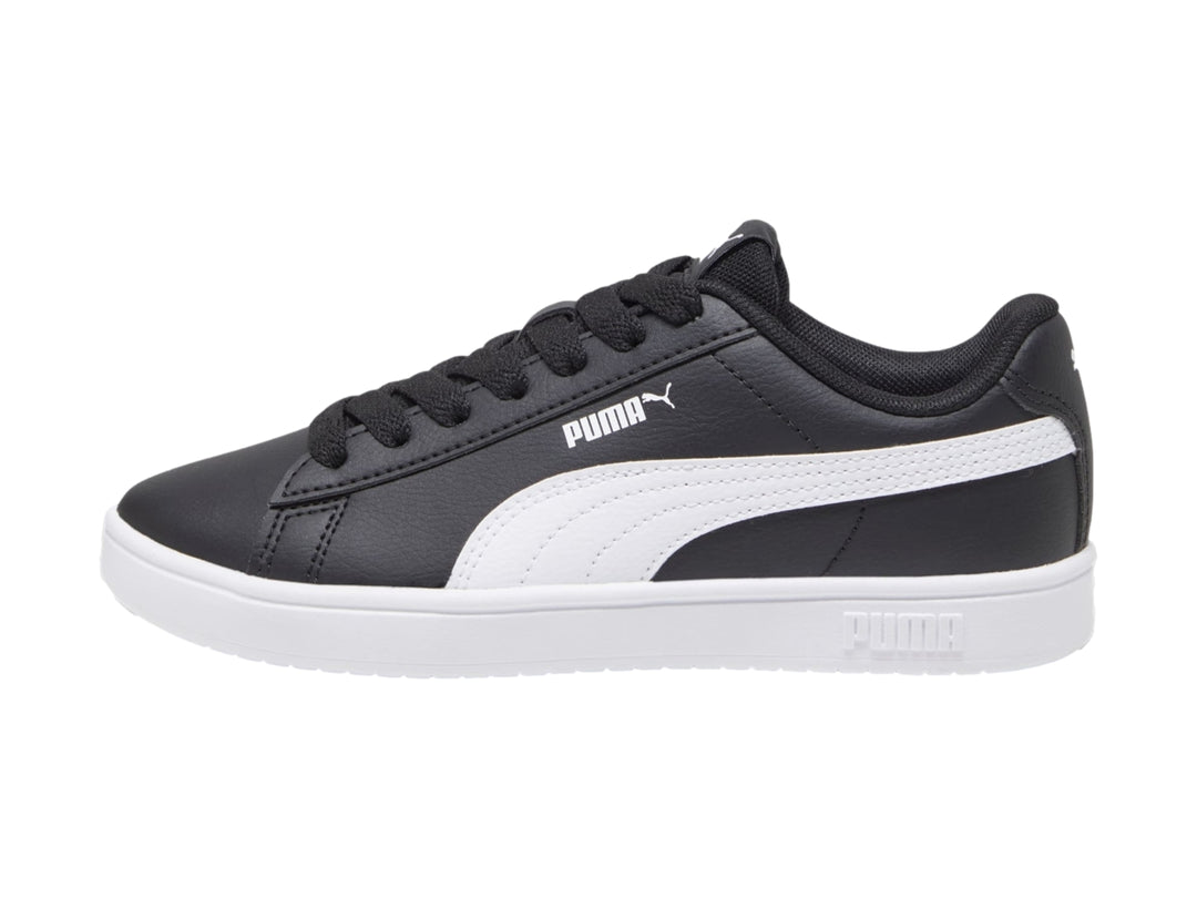Tenis PUMA Rickie Classic JR en color negro con franja lateral y suela blanca.