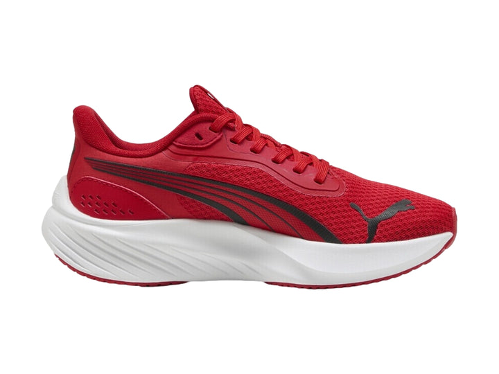 Tenis deportivos PUMA para Niño en color rojo con suela blanca y detalles en negro.