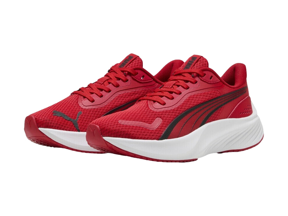 Tenis deportivos PUMA para Niño en color rojo con suela blanca y detalles en negro.
