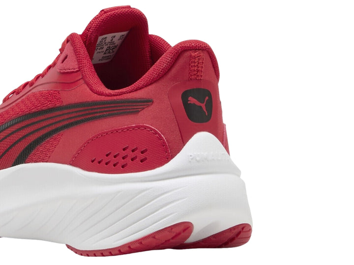 Tenis deportivos PUMA para Niño en color rojo con suela blanca y detalles en negro.
