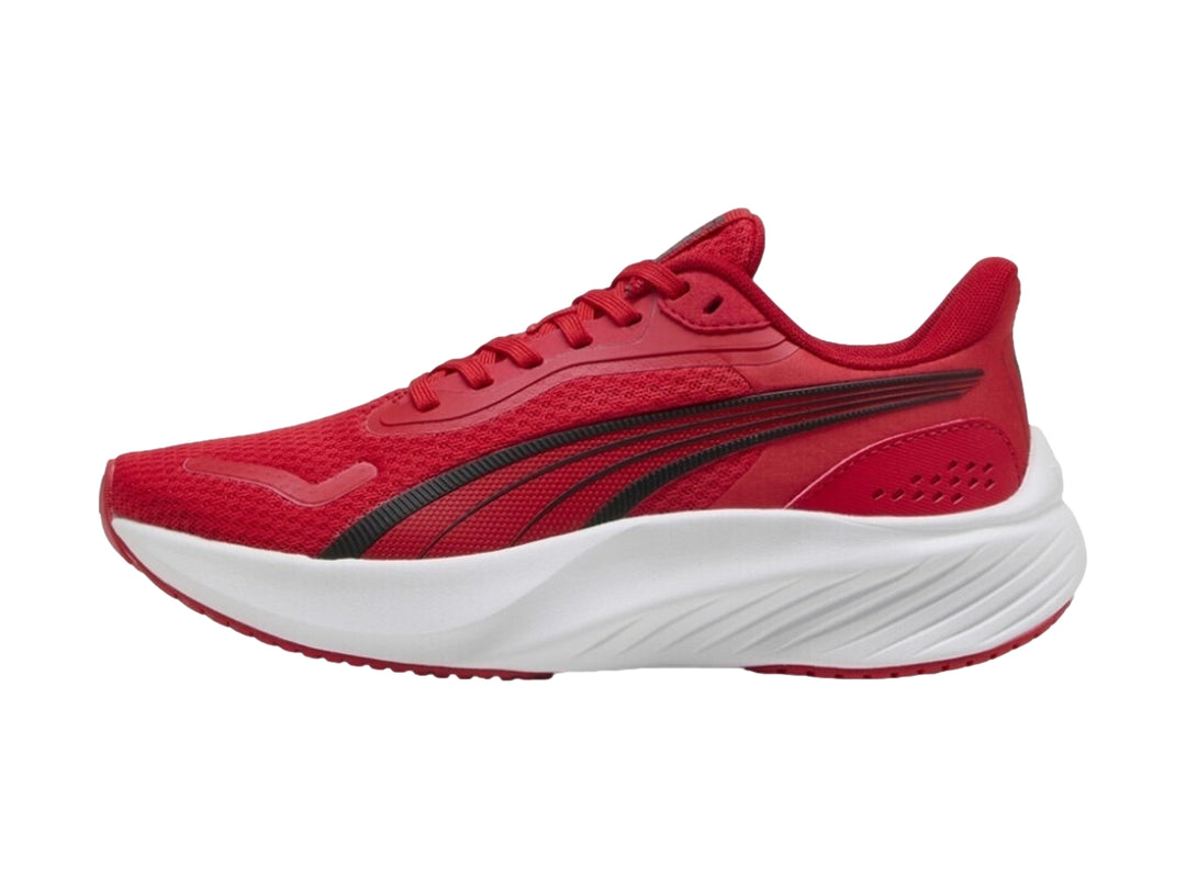 Tenis deportivos PUMA para Niño en color rojo con suela blanca y detalles en negro.