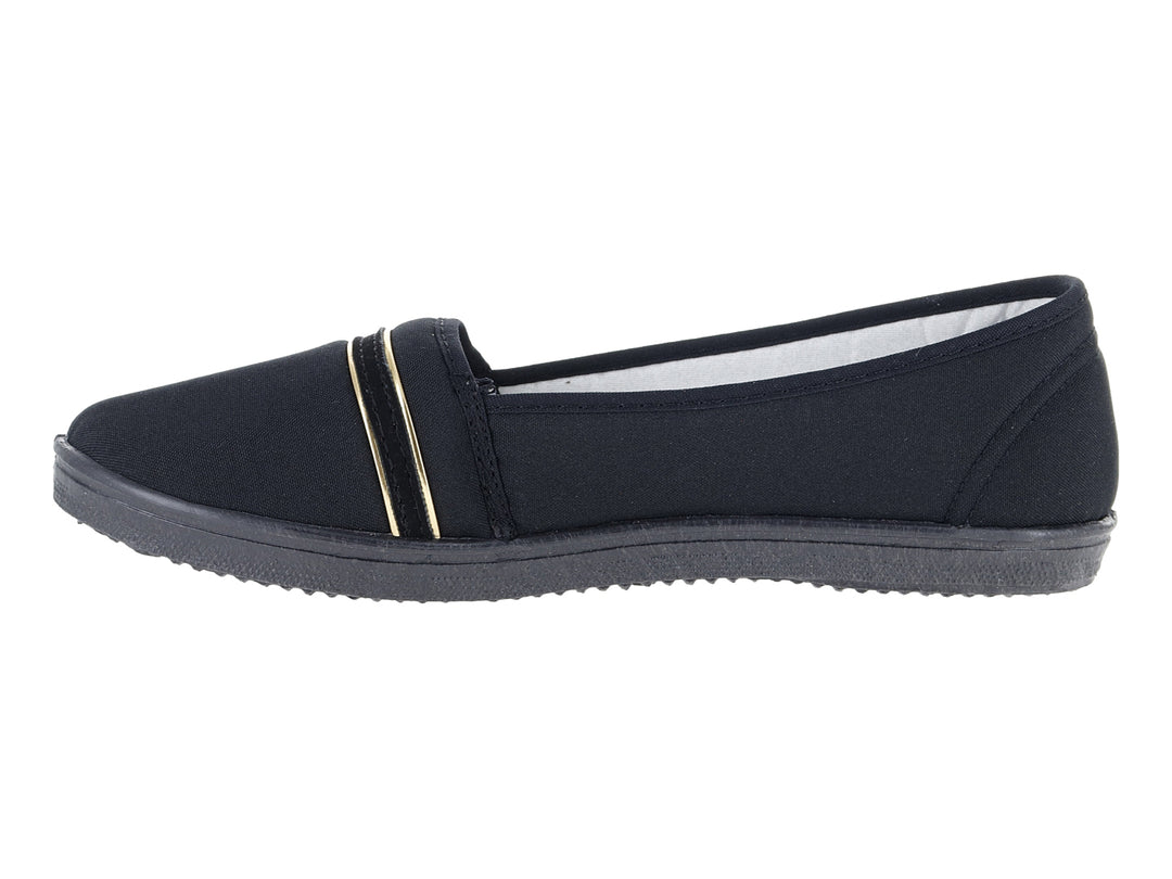 Zapato tipo balerina de tela color negro con detalle decorativo dorado en la parte superior.