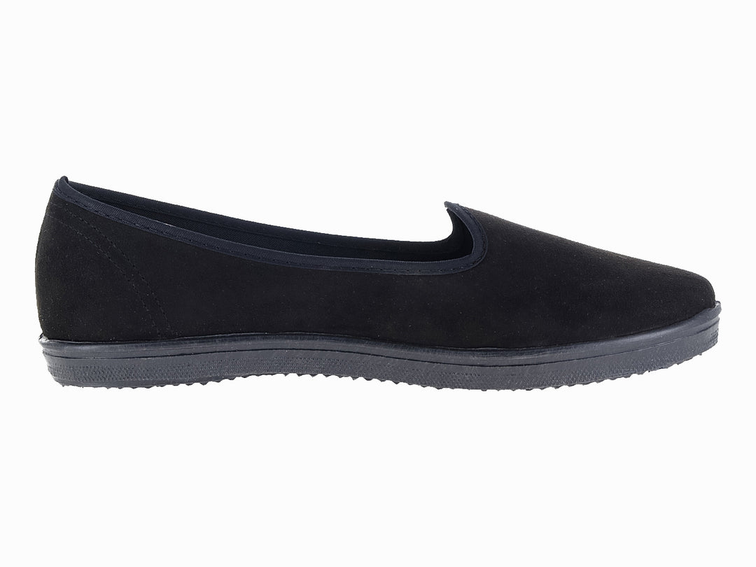 Zapato plano estilo slip-on de color negro fabricado en material textil.