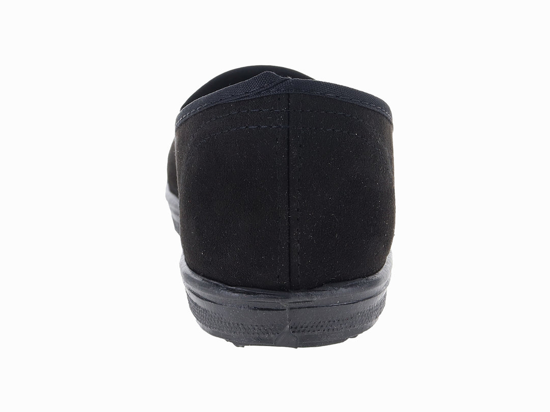 Zapato plano estilo slip-on de color negro fabricado en material textil.