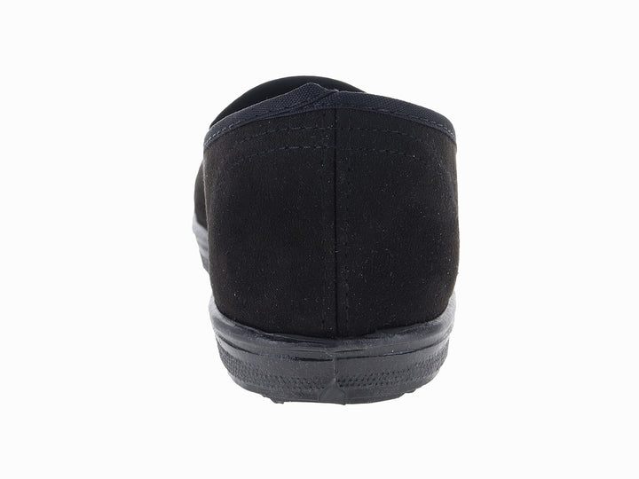 Zapato plano estilo slip-on de color negro fabricado en material textil.
