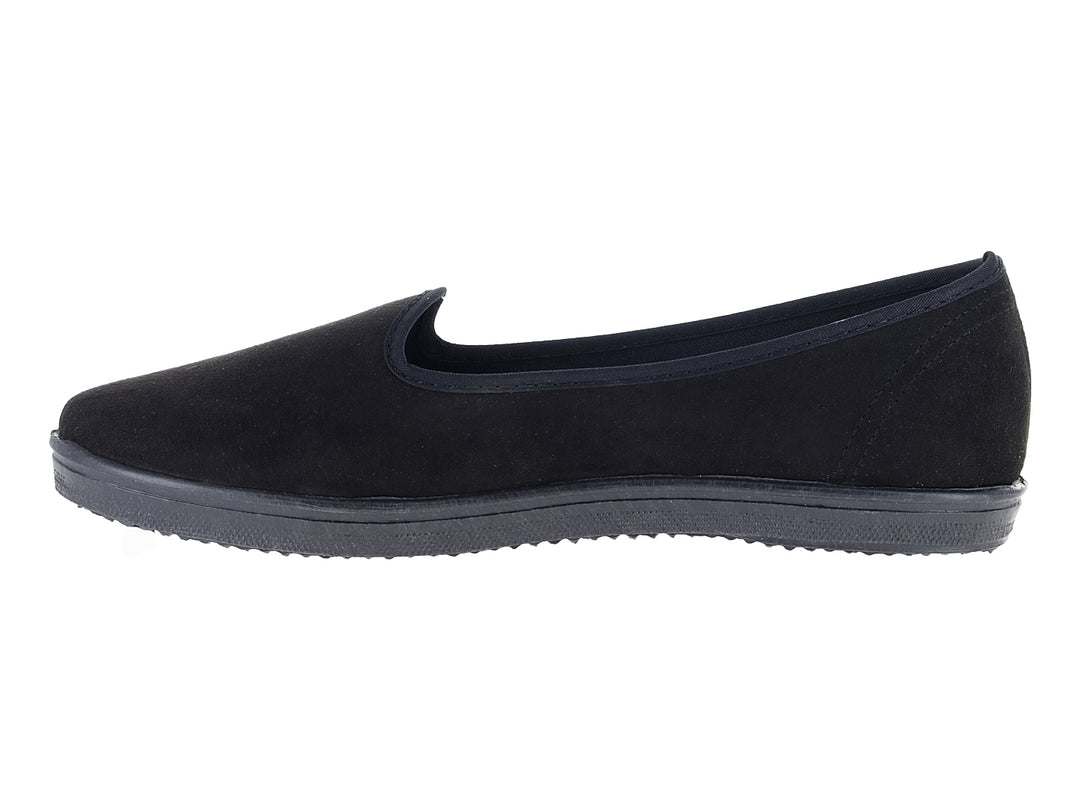 Zapato plano estilo slip-on de color negro fabricado en material textil.