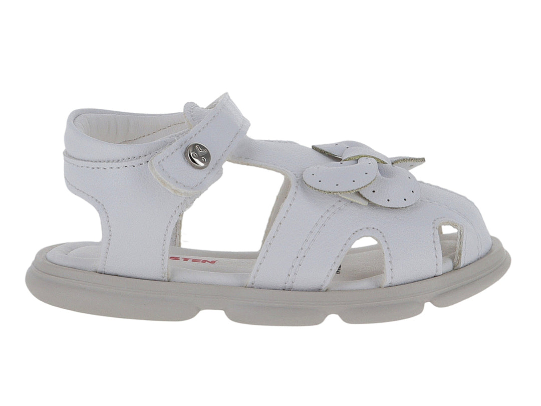 Sandalia blanca para niña con detalle de moño frontal y correa de ajuste con velcro.
