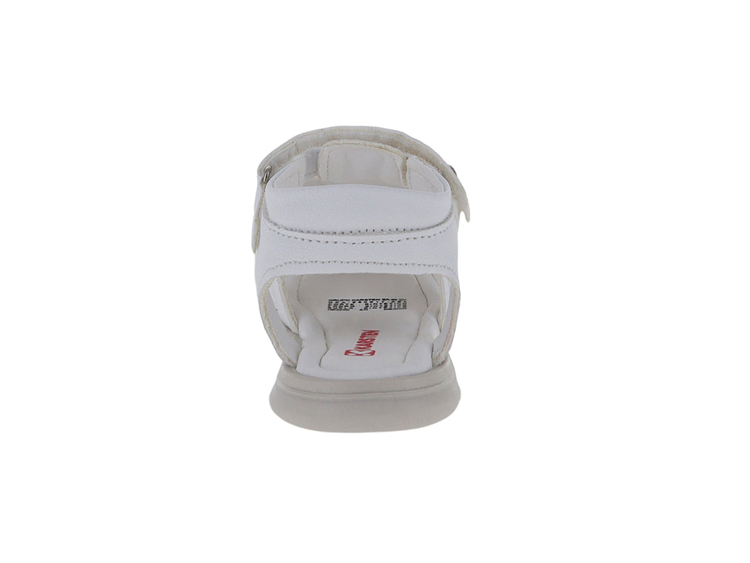 Sandalia blanca para niña con detalle de moño frontal y correa de ajuste con velcro.