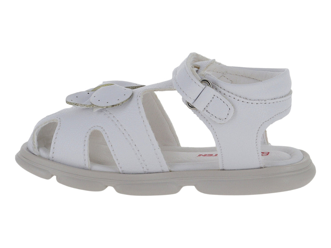 Sandalia blanca para niña con detalle de moño frontal y correa de ajuste con velcro.