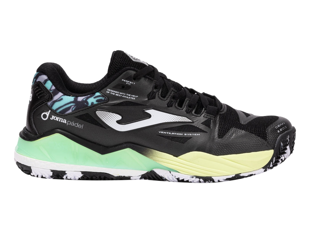 Tenis deportivos Joma color negro con suela en degradado verde lima y detalles azules en el talón.