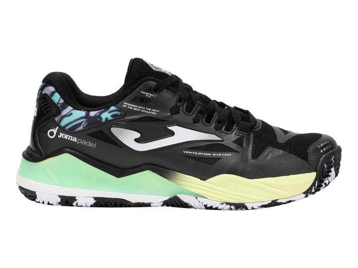 Tenis deportivos Joma color negro con suela en degradado verde lima y detalles azules en el talón.