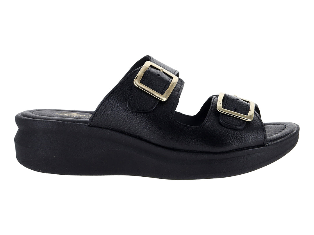 Sandalia Relax color negro con plataforma y dos correas con hebillas doradas.