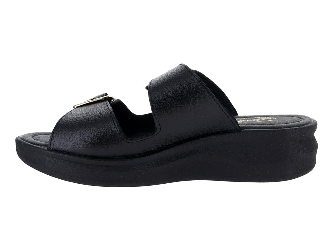 Sandalia Relax color negro con plataforma y dos correas con hebillas doradas.