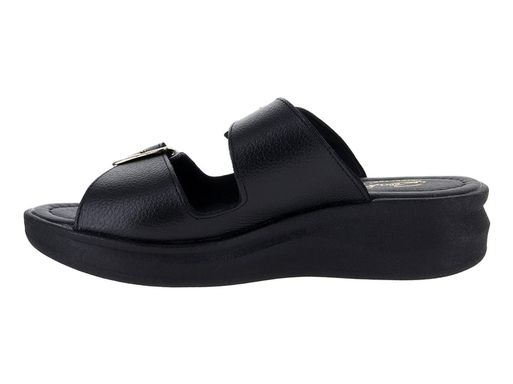 Sandalia Relax color negro con plataforma y dos correas con hebillas doradas.