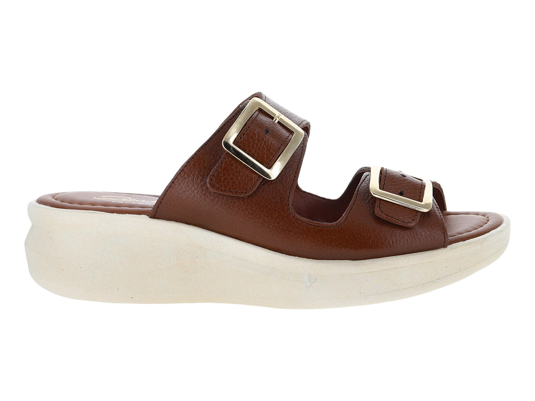 Sandalias color miel con plataforma blanca y hebillas doradas.