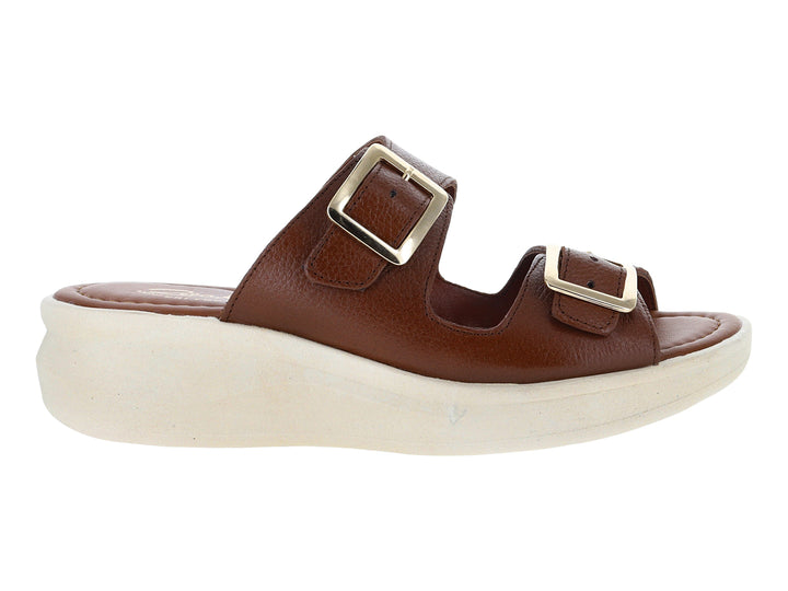 Sandalias color miel con plataforma blanca y hebillas doradas.