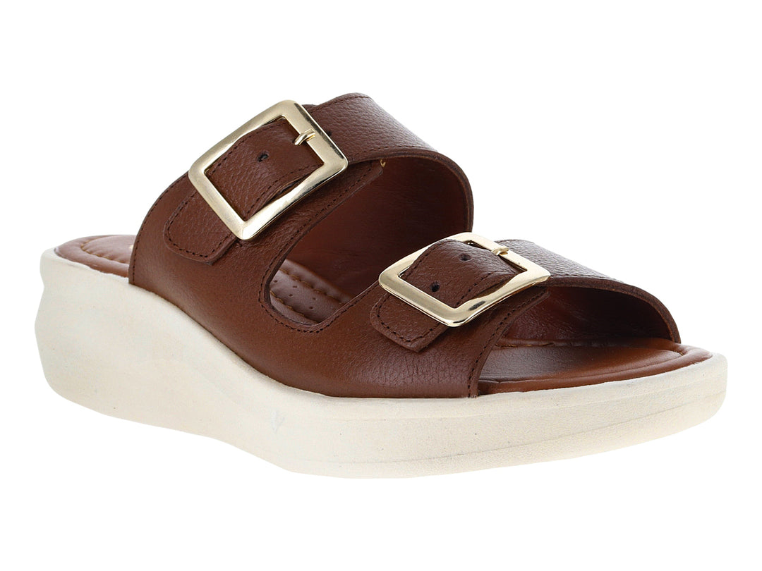 Sandalias color miel con plataforma blanca y hebillas doradas.
