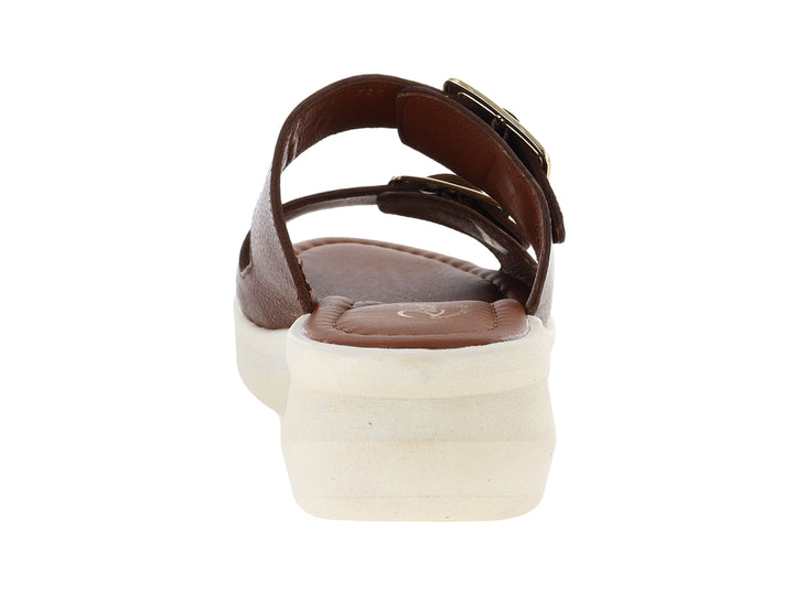 Sandalias color miel con plataforma blanca y hebillas doradas.