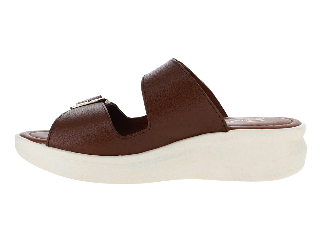 Sandalias color miel con plataforma blanca y hebillas doradas.