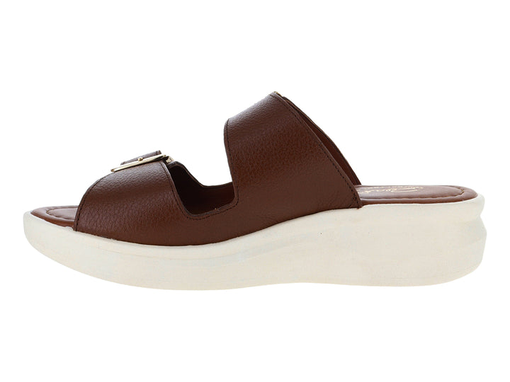 Sandalias color miel con plataforma blanca y hebillas doradas.
